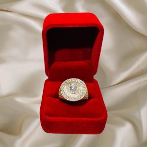 Ring with white stone in 10k