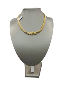 Hermoso collar de corte princesa, elegante y brillante,