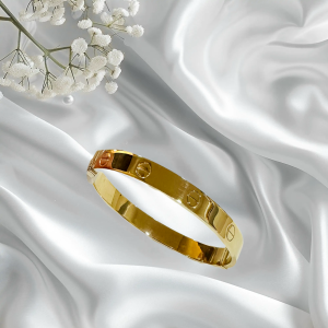 ✨ Pulsera elegante con acabado de brillo único, diseñada para resaltar tu estilo en cada ocasión.