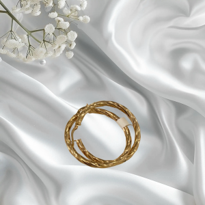 ✨ Elegancia que gira contigo ✨
Hermosa argolla torcida, diseño clásico y moderno a la vez.